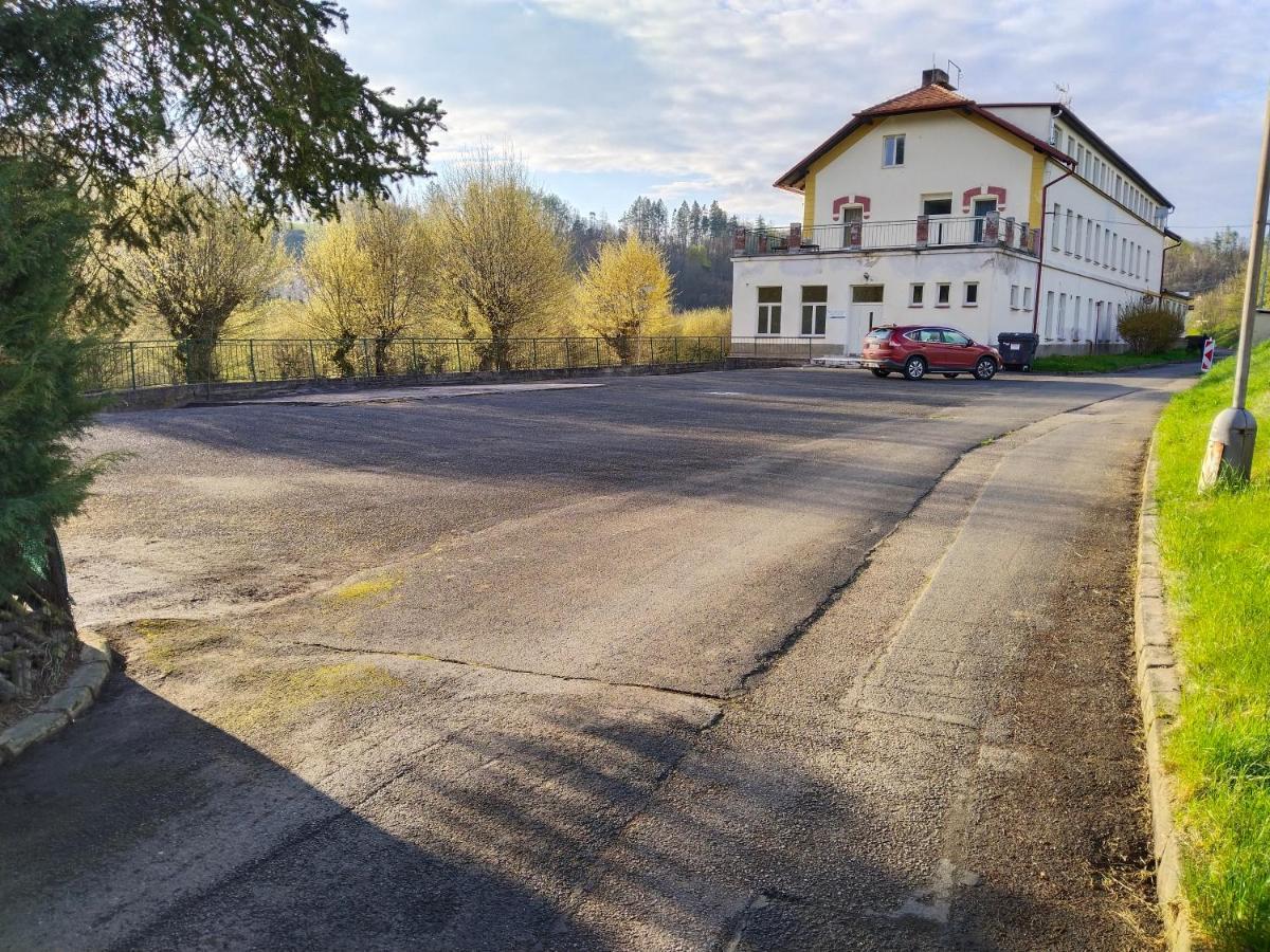 Pension V Parku Cesky Sternberk Exteriör bild