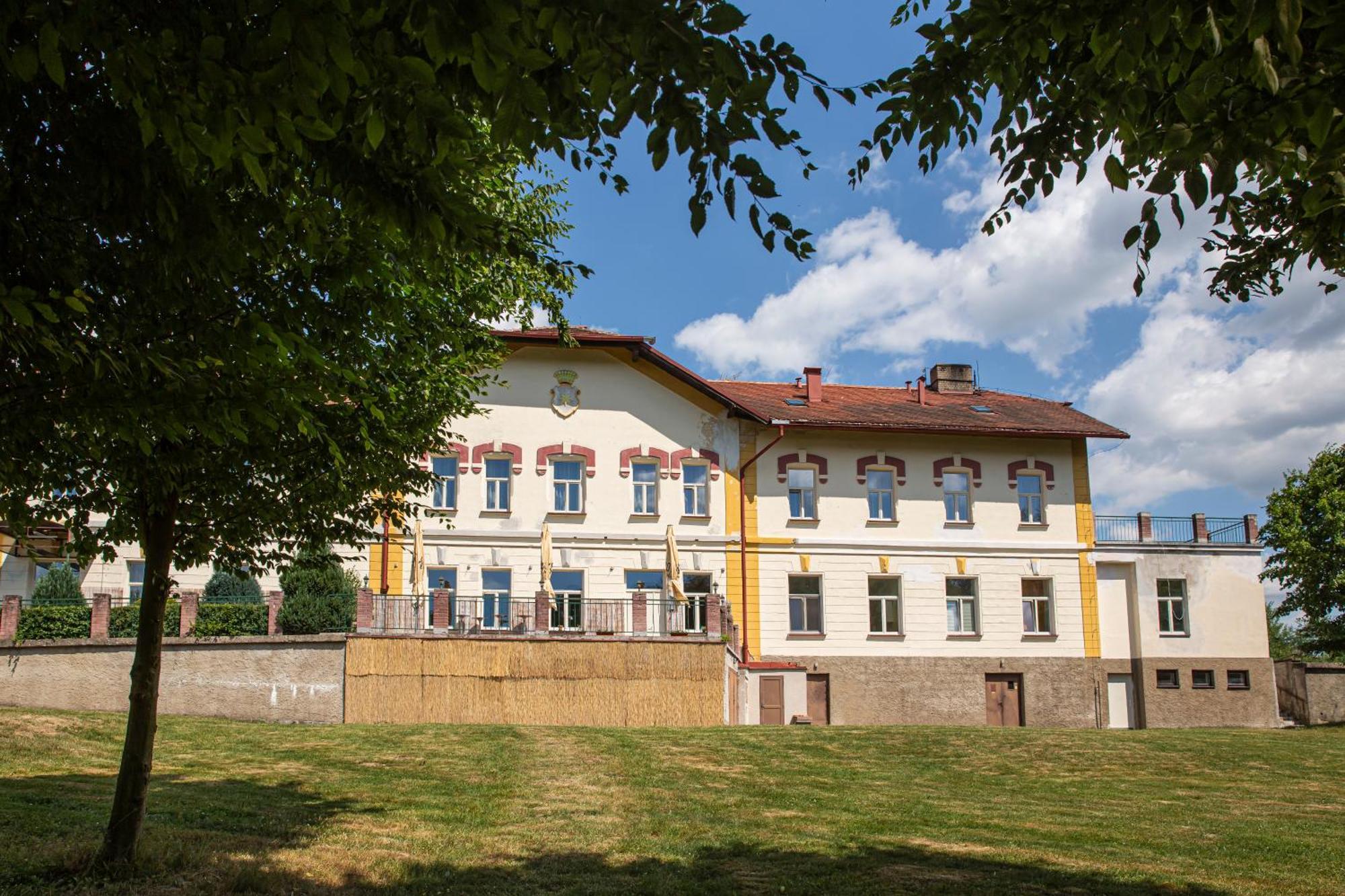 Pension V Parku Cesky Sternberk Exteriör bild